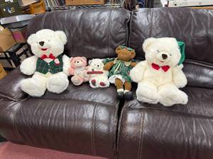 lot 41 image: TEDDY BEARS.