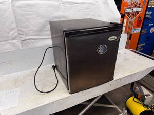 lot 45 image: MIN FRIDGE