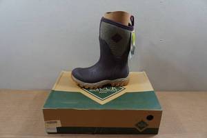 lot 8 image: Muck Boots Womens Arctic Sport II Mid Boots - Size 5