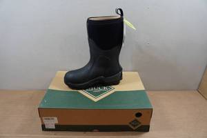 lot 9 image: Muck Boots Arctic Sport Boots - Mens 5, Womens 6