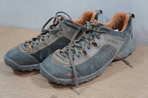 lot 17 image: Vasque Mens Juxt Hiking Shoes - Size 10
