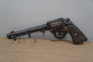 lot 104 image: Metal Revolver Shaped Wall Hanging Key Holder