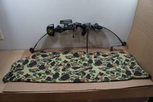 lot 2C image: Pearson Ultra RH Compound Bow - 60 Lb, 30 Draw