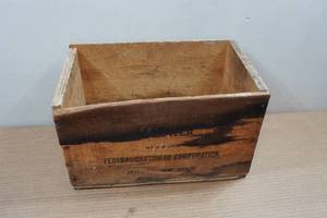 lot 129 image: Antique Federal Cartridge Monark Shotgun Shell Shipping Box