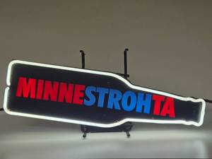 lot 9 image: Working MINNESTROHTA Strohs Beer Lighted Neon Bar Sign