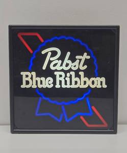 lot 15 image: Working Vintage PABST PBR Lighted Beer Sign