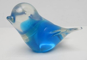 lot 185 image: Vintage Blue Crystal  Glass Bird - Made in Sweden