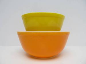 lot 193 image: 2 Vintage PYREX Glass Mixing Bowls - Yellow &amp Orange