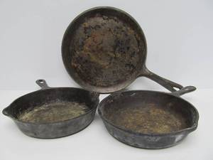 lot 194 image: 3 Vintage  Antique Cast Iron Skillets&nbsp