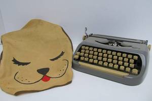 lot 197 image: Vintage ROYALITE Portable Typewriter wCute Vintage Puppy Dog Cover
