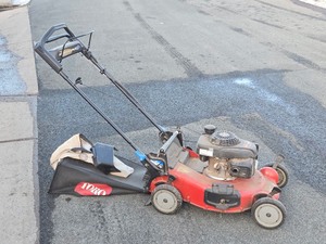 lot 288 image: TORO Super Recycler Lawnmower wBag
