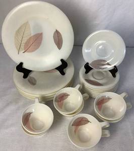 lot 131 image: Russel Wright Flair Ming Lace Leaf Melmac Dinnerware Set