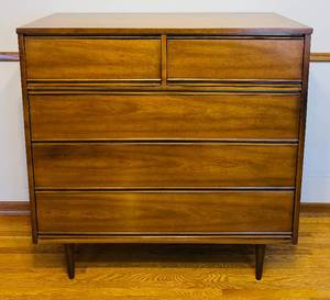 lot 29 image: Vintage Harmony House Tallboy 5 Drawer Dresser