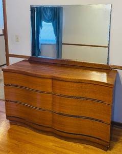 lot 28 image: Harmony House MCM 6 Drawer Dresser with Mirror