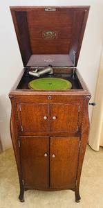 lot 23 image: Victor Victrola Phonograph VV-X1  by Victor Talking Machine Company