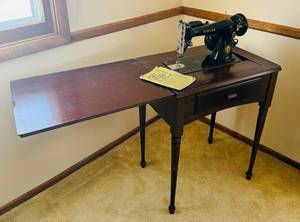 lot 89 image: Vintage Singer Sewing Machine Model 66 in Wooden Cabinet