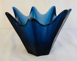 lot 52 image: Blenko Glass Company Seven Point Star Bowl