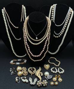 lot 186 image: Vintage Faux Pearl Necklaces, Bracelets, Brooches and Earrings