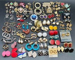 lot 190 image: Large Assortment of Vintage Earrings, Clip-Ons, Twist-Ons, Pins, Brooches, & Pendants