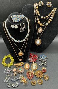 lot 194 image: Regal Style Necklaces, Brooches, Earrings, Pendants and Bracelet