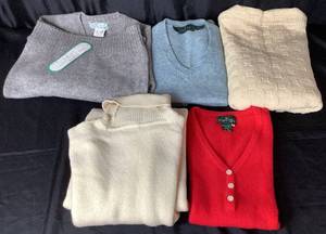 lot 140 image: Five Piece Wool Knit Clothing Bundle