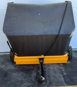 lot 21 image: Yardworks Leaf Collector