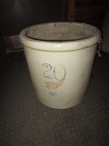 lot 4 image: Red Wing 20gal Crock (has crack)