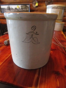 lot 18 image: 2gal Crock