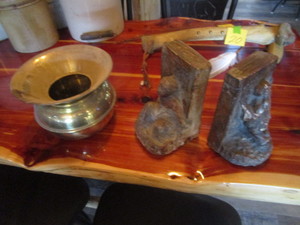 lot 22 image: Spittoon & Book Ends