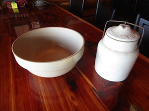 lot 26 image: Stoneware Bowl 10x5 & Canister 6x8