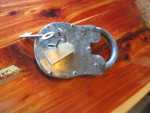 lot 28 image: Large Skeleton Key Padlock 6 12x11x1 34