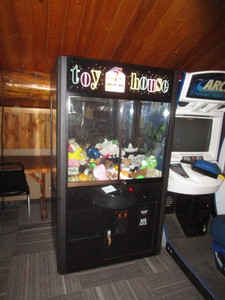 lot 69 image: Toy House Claw Game 42x33x75
