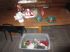 lot 80 image: Tote of Holiday Decor