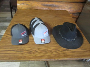lot 158 image: Bailey Cowboy Hat & Karens Bar & Grill Hats