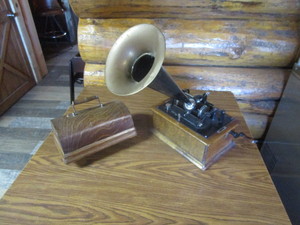 lot 209 image: Phonograph 9x12x10