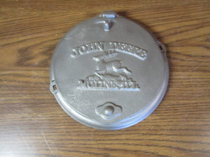 lot 215 image: John Deere Planter Box Cover 8