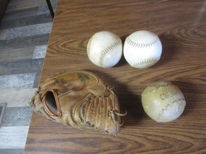 lot 252 image: Catchers Mitt & Softballs