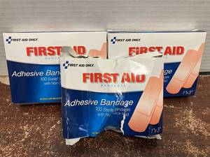lot 19 image: 1 x 3 Bandages