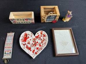 lot 99 image: Collection of Handmade Teacher Decor and Crafts