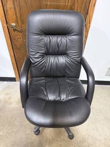 lot 142 image: Black Padded Office Chair with Armrests and Casters