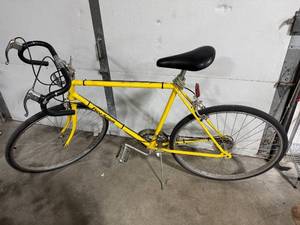lot 157 image: Free Spirit Yellow Vintage Road Bicycle