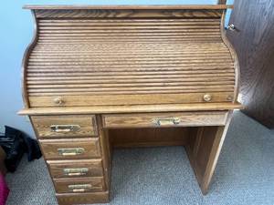 lot 174 image: VTG Oak Roll Top Desk with Drawers and Storage Compartments