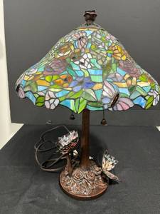 lot 193 image: VTG Tiffany-Style Stained Glass Table Lamp with Butterfly Accents