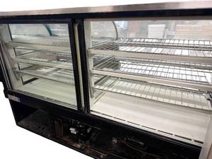 lot 150 image: Cooler Display Case Rounded Baker Display Lighted Federal