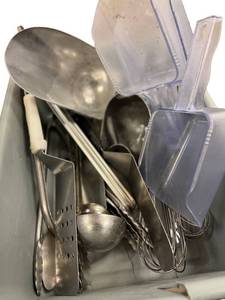 lot 165 image: Bucket Kitchen Tools