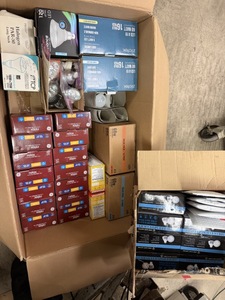 lot 295 image: Box of assorted light lightbulbs