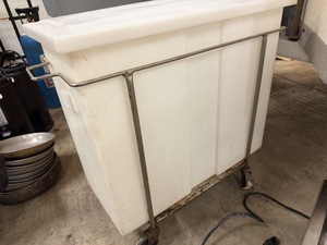 lot 131 image: bin with lid on wheels