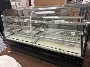 lot 206 image: Avantco DLC82-HC-B 82 Black Curved Glass Refrigerated Deli Case