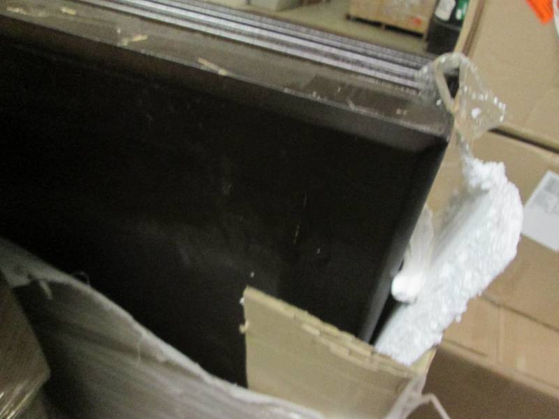 lot 261 image: Large tabletop with 1 leaf and no l...