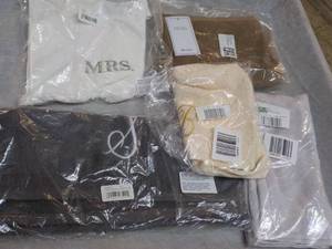 lot 39 image: 5 Hand Towels ...